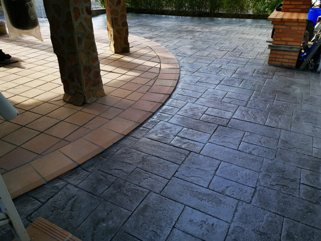 hormigon-impreso-chalet-galicia.jpg Hormigón impreso en Galicia para entrada de chalet resistente a la lluvia