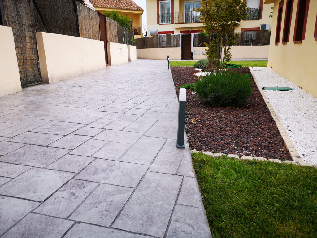 Hormigón impreso en Galicia realizado por HormiEstrella en exterior residencial Hormigón impreso en Galicia realizado por HormiEstrella en exterior residencial